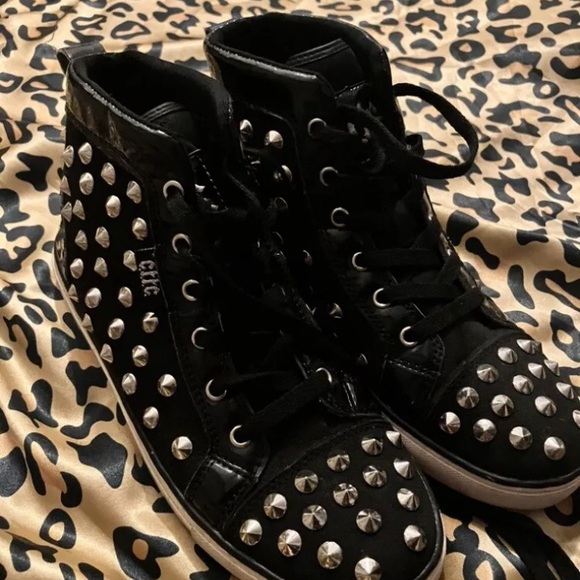 cute to the core spiked shoes woman’s size 7 - Picture 2 of 5